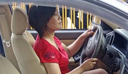 妻子去洗澡两小时被偷拍,回来后被丈夫打进医院,网友:该打!