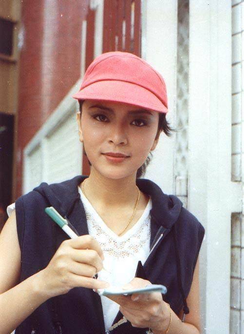 她是周润发绝口不提的"莲妹",也是刘德华唯一公开声明的"暗恋"对象.