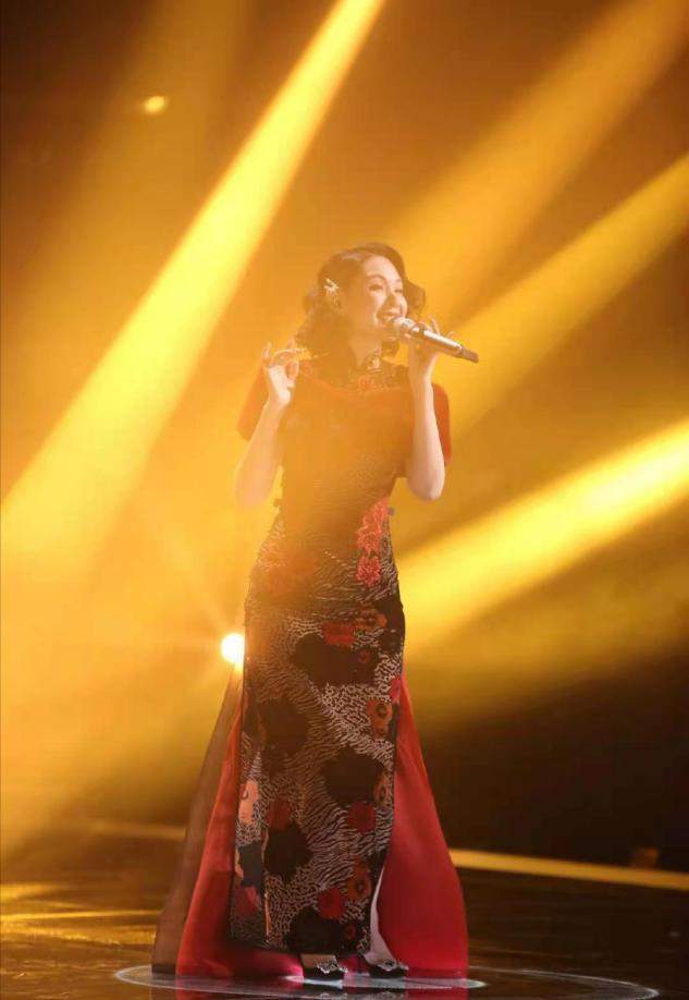 43岁程莉莎旗袍装闪耀浪姐舞台,富婆气质太逼真_身材_个人_民国