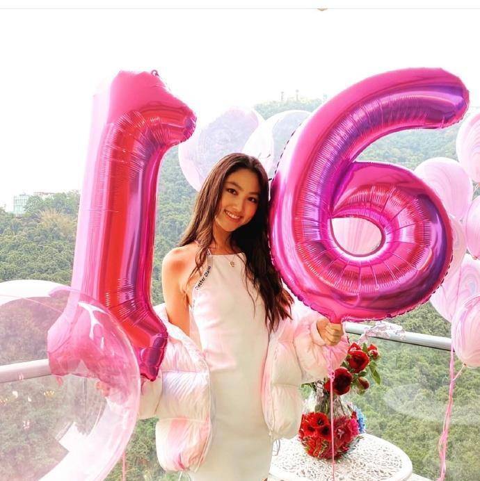 任达华妻子晒照为爱女庆生,16岁任晴佳身段高挑,简直不要太漂亮