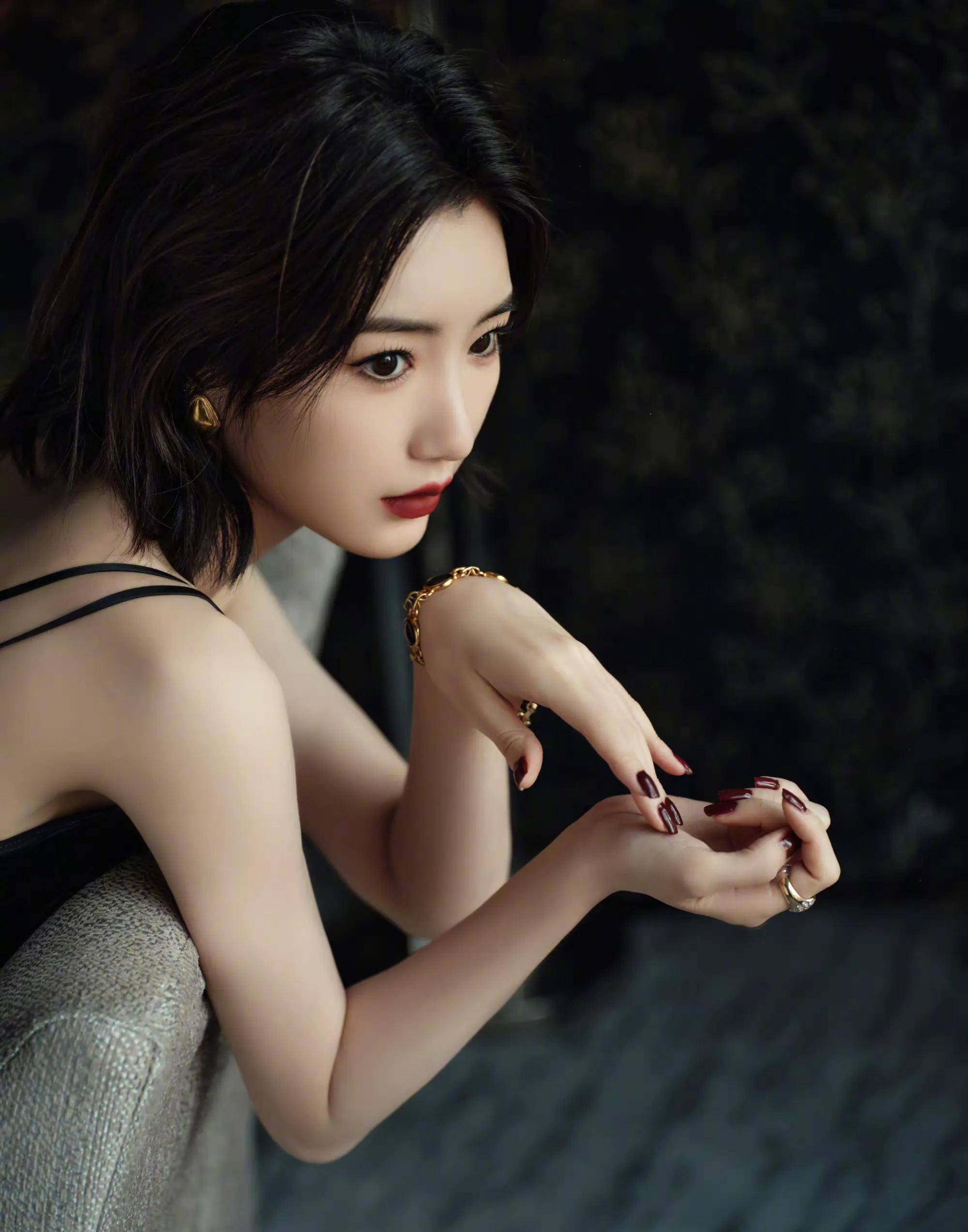 最新时尚盛典红毯:毛晓彤于文文性感撩人 程潇美背迷人 刘些宁仙气