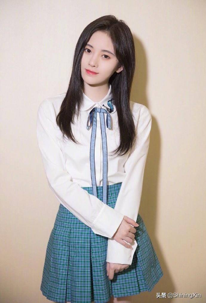 鞠婧祎小姐姐的个子并不高(百度百科显示是159cm),但是小姐姐的穿搭却