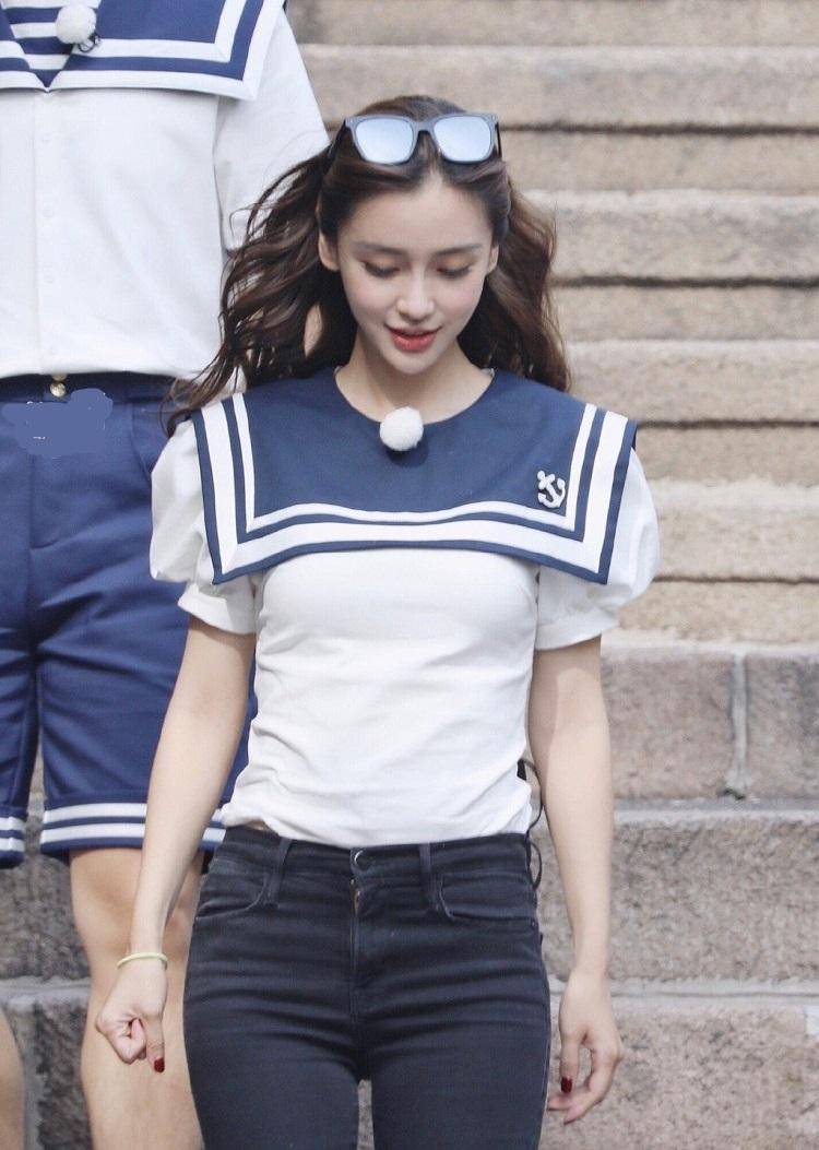 通过生图路透看到,杨颖身穿着一件水手服,下搭一条黑色的紧身裤,这身