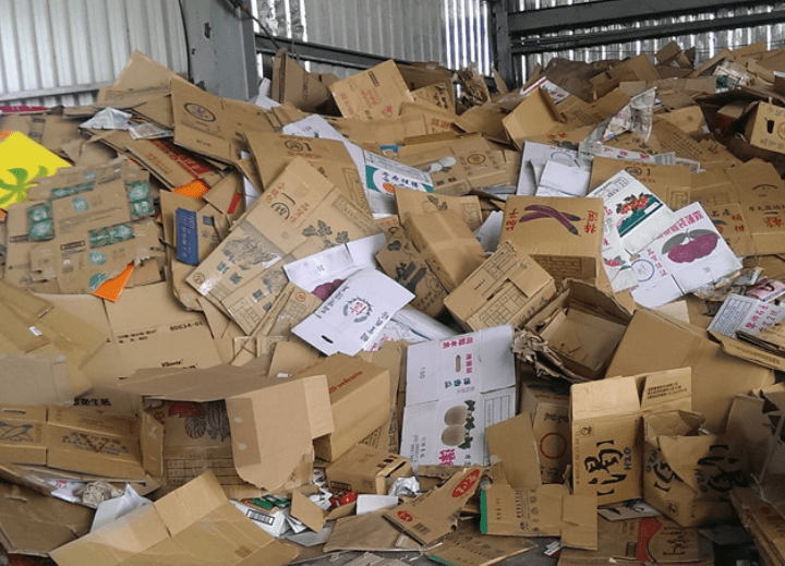 收购站老板整理废品,被吓出一身冷汗!_东西_废纸箱_回收