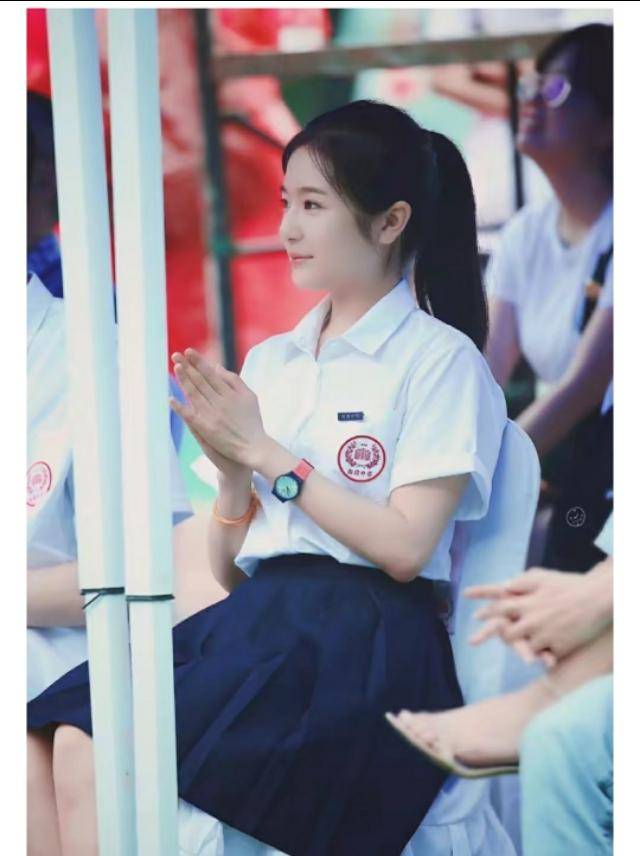 李兰迪漂亮成功再接校园剧,生图颜值重回余周周,与男主同框超甜_校服
