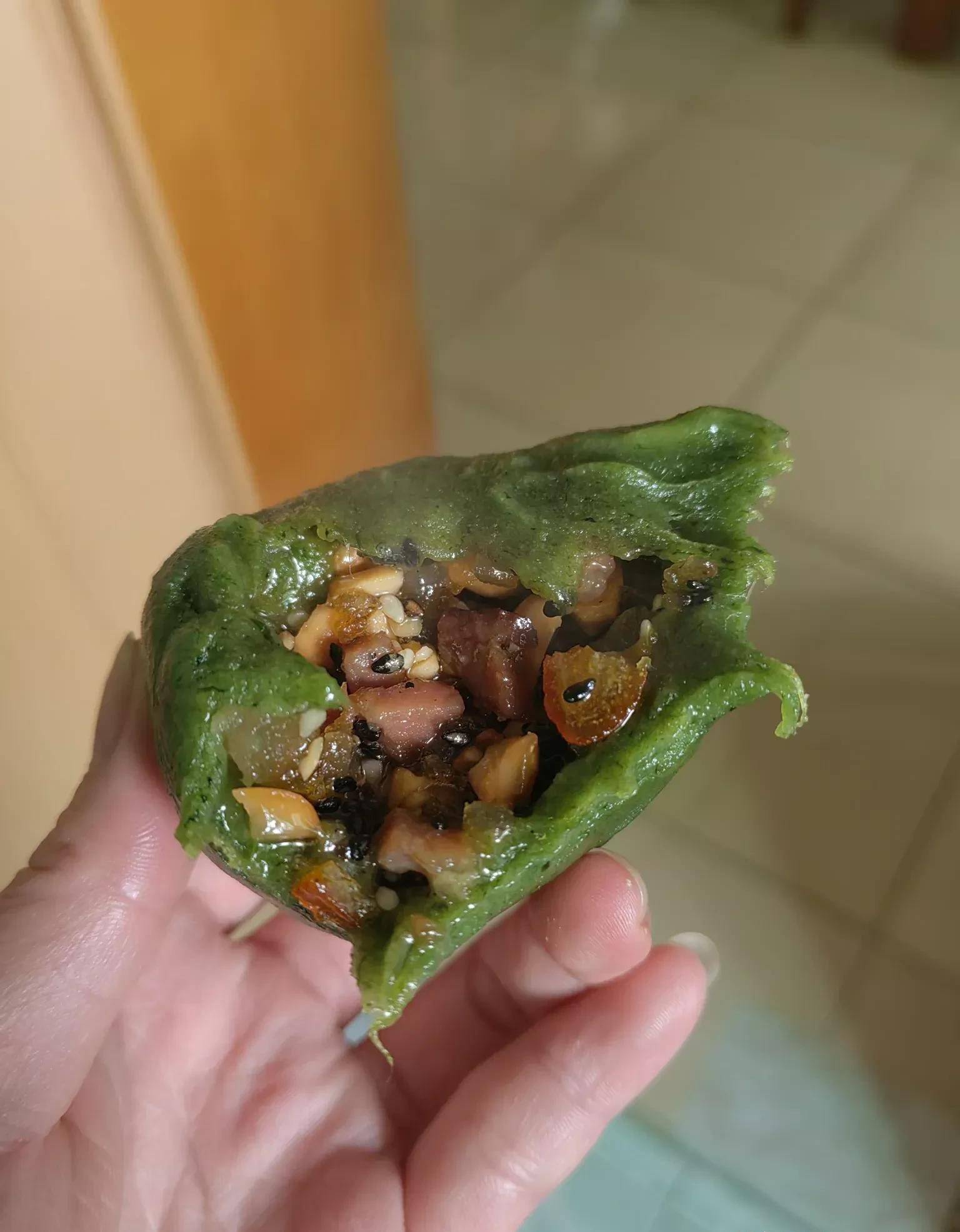 每次祭祖完毕,都有各式各样的美食吃,青团,艾糍是我最喜欢的美食.