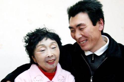 60岁农村老太花钱整容,并嫁给了28岁帅小伙,他们如今