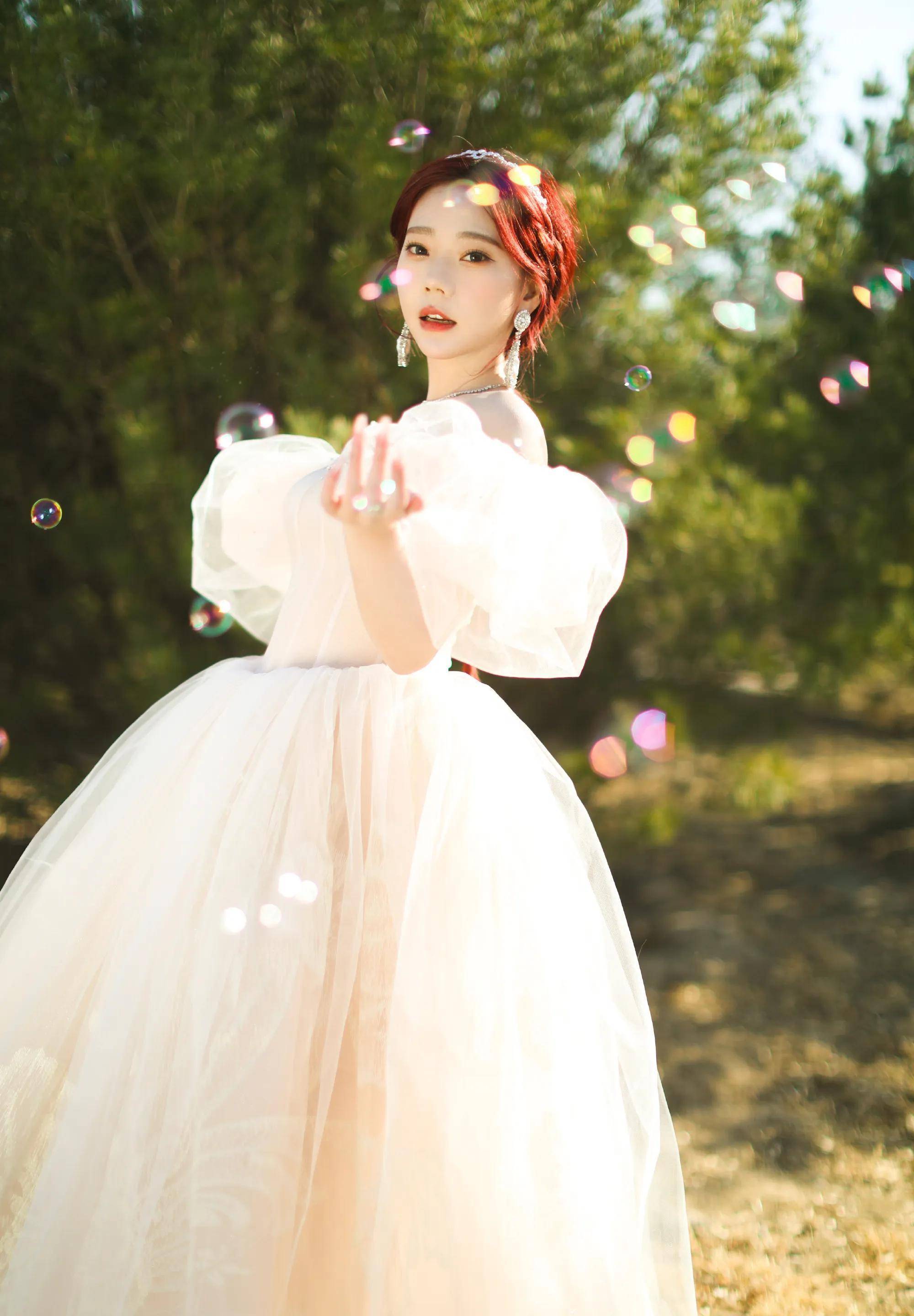 最新时尚盛典红毯:毛晓彤于文文性感撩人 程潇美背迷人 刘些宁仙气