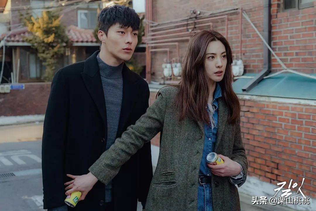 这剧冷门归冷门,但剧中男女主的虐恋而不得让人意难平,张基龙和林珍娜