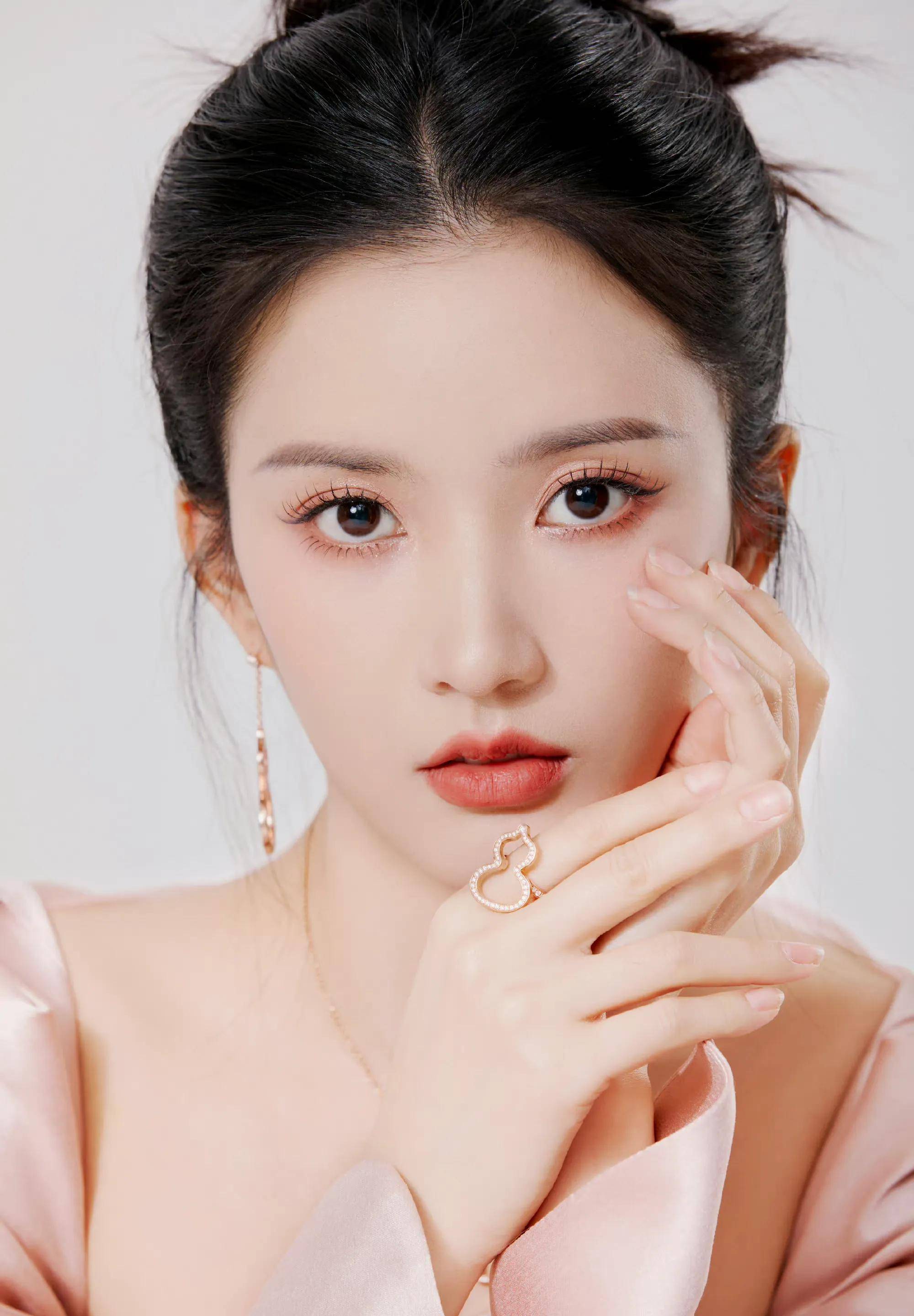 最新时尚盛典红毯:毛晓彤于文文性感撩人 程潇美背迷人 刘些宁仙气