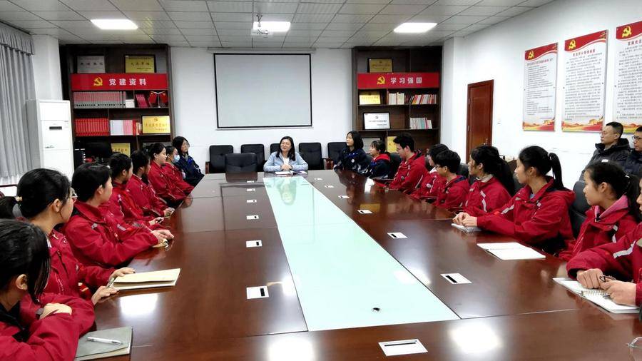 岳阳楼区郭镇中学赴市一中参观学习 (图2)