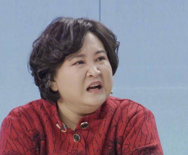 最近一张贾玲小时候照片.手里拿着一头牛,憨态可掬.