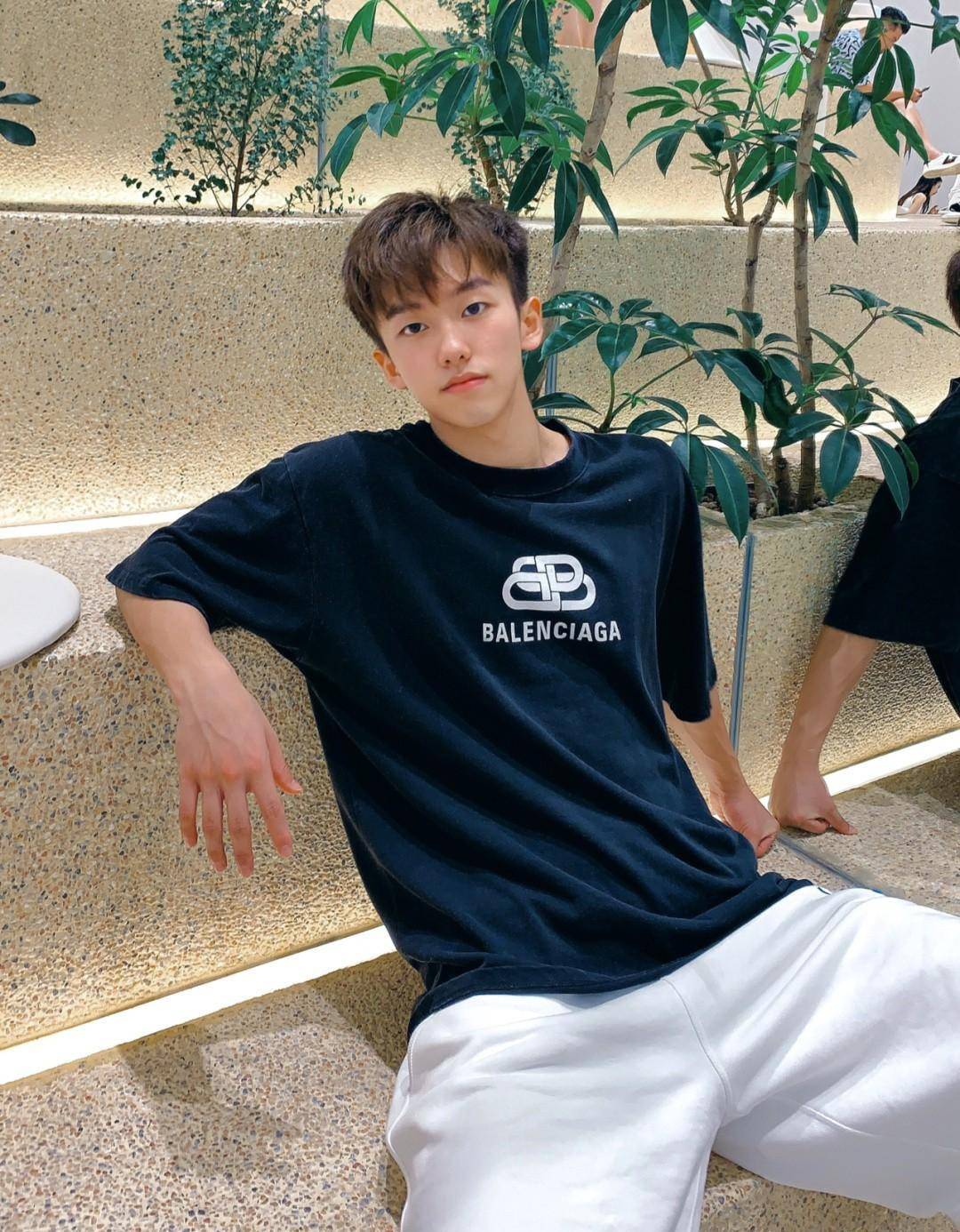 秀个腹肌却被网友质疑是假的这位小可爱帅哥也太难了吧