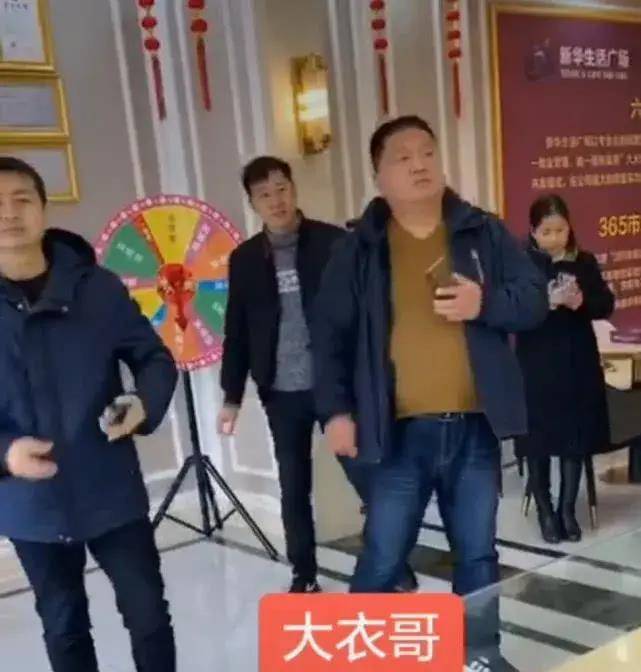 有人拍到大衣哥选房子网友：真要搬家了