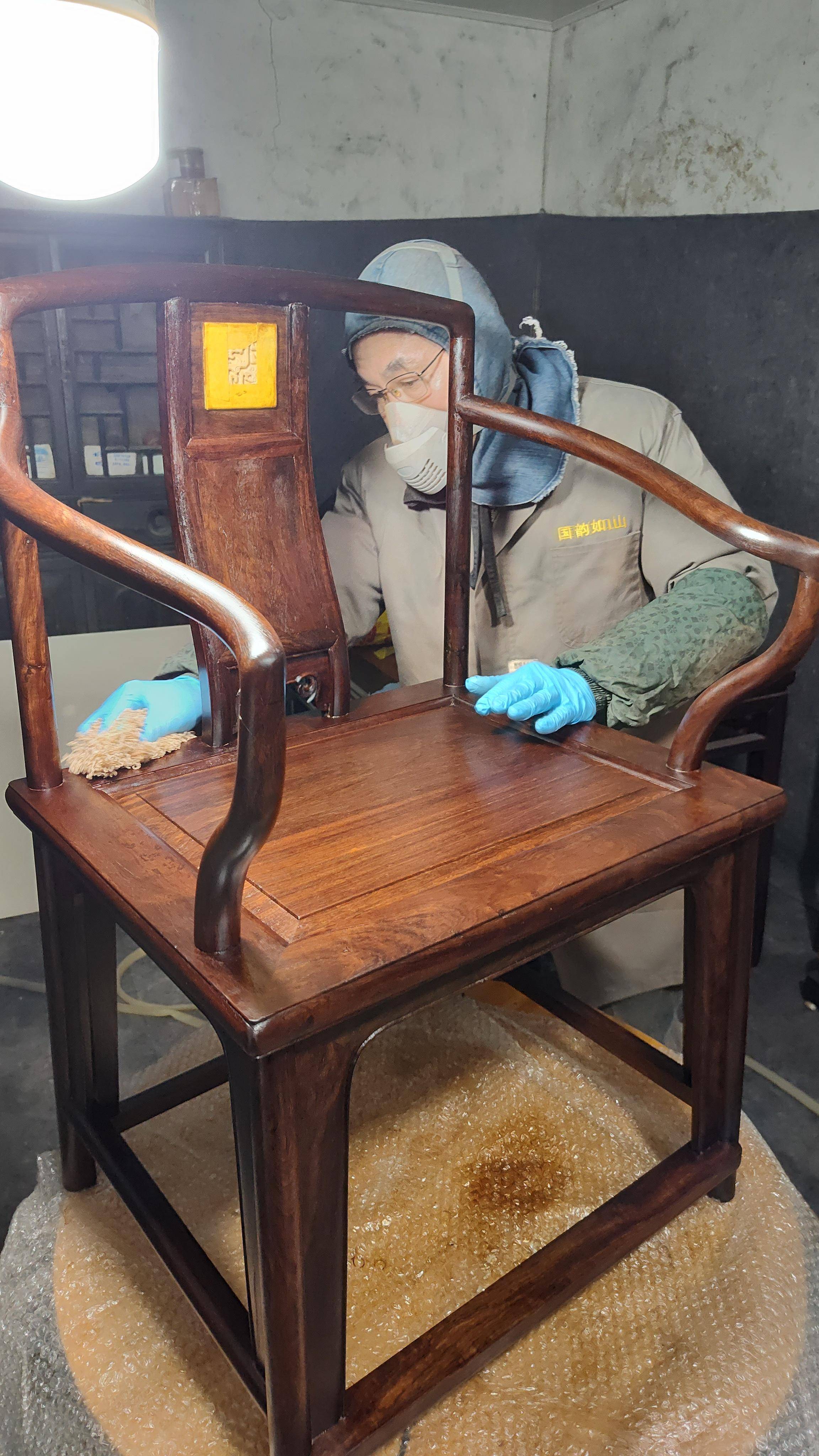 南官帽椅配灵芝纹八仙桌生漆工艺处理