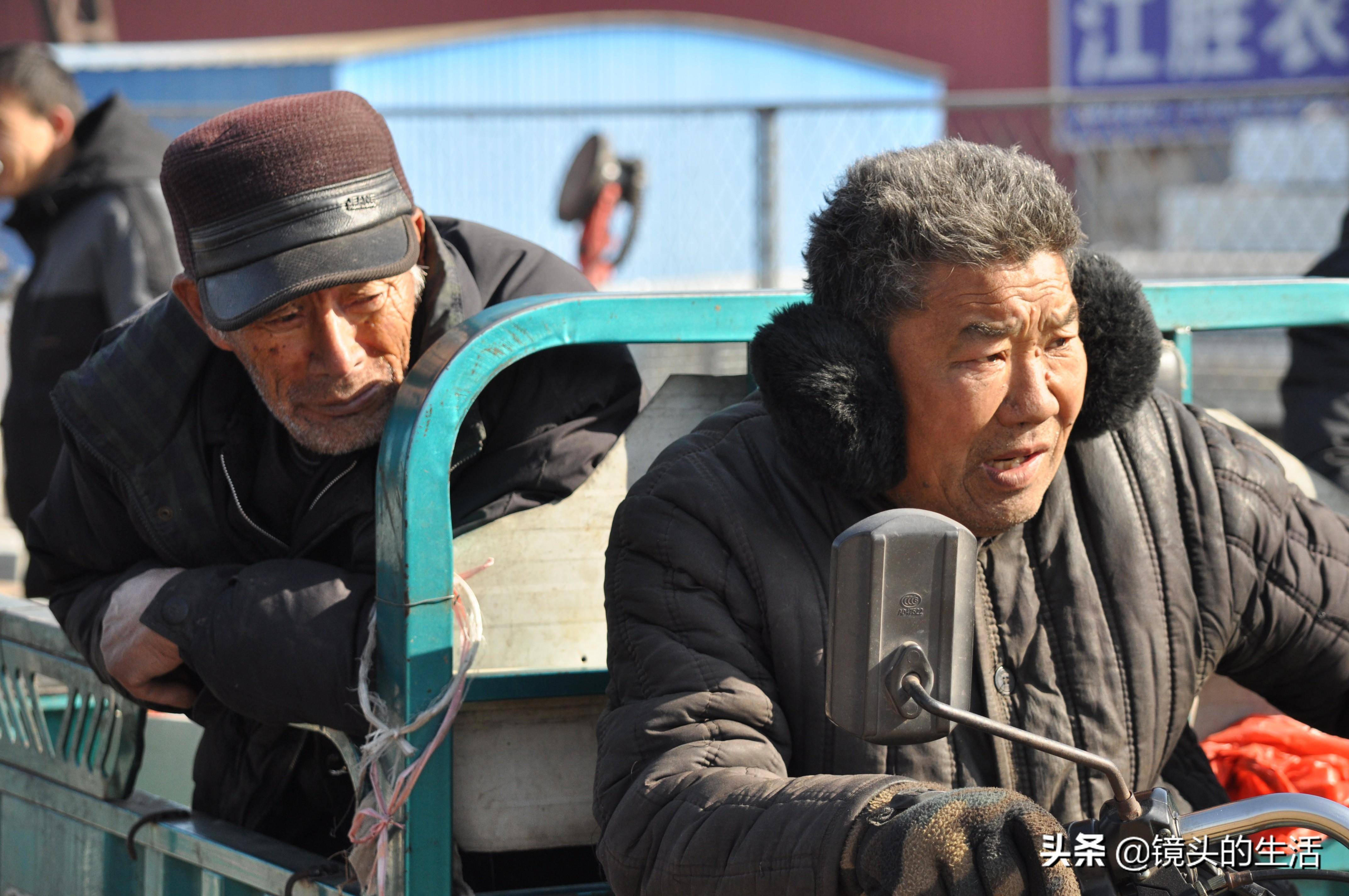 农村特殊兄弟,因哥哥拒绝传宗接代,陪伴几十年看晚年生活成啥样_弟弟