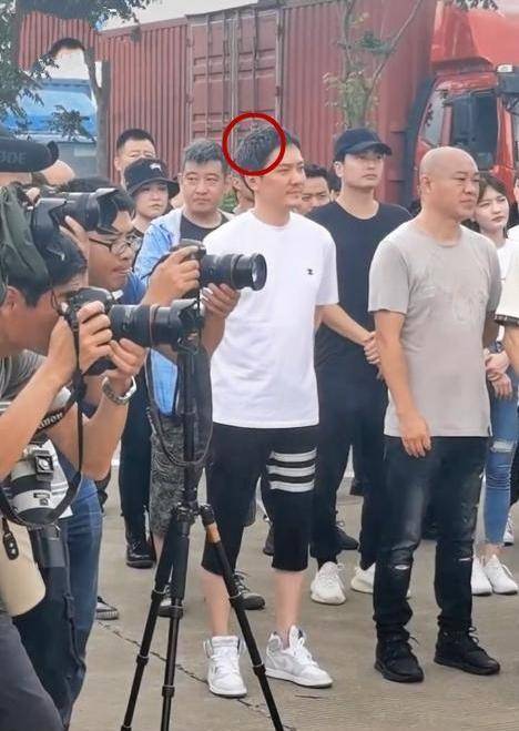 与赵丽颖结婚后,42岁冯绍峰罕见露面,身材发福头发花白_感情_时尚