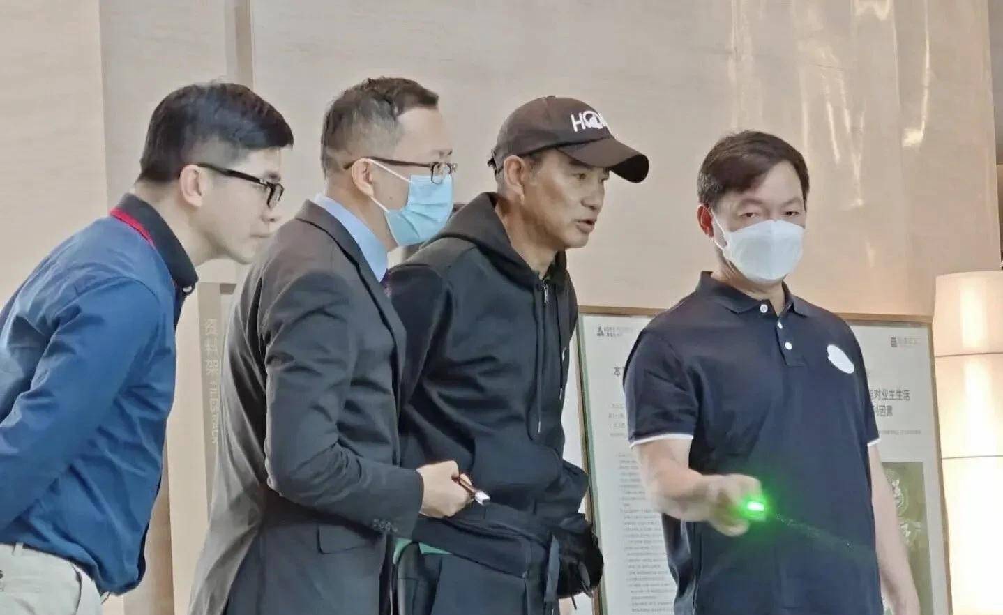 70岁任达华中山买房,穿着普通为人低调,网友调侃说像卖鱼的大哥_房子