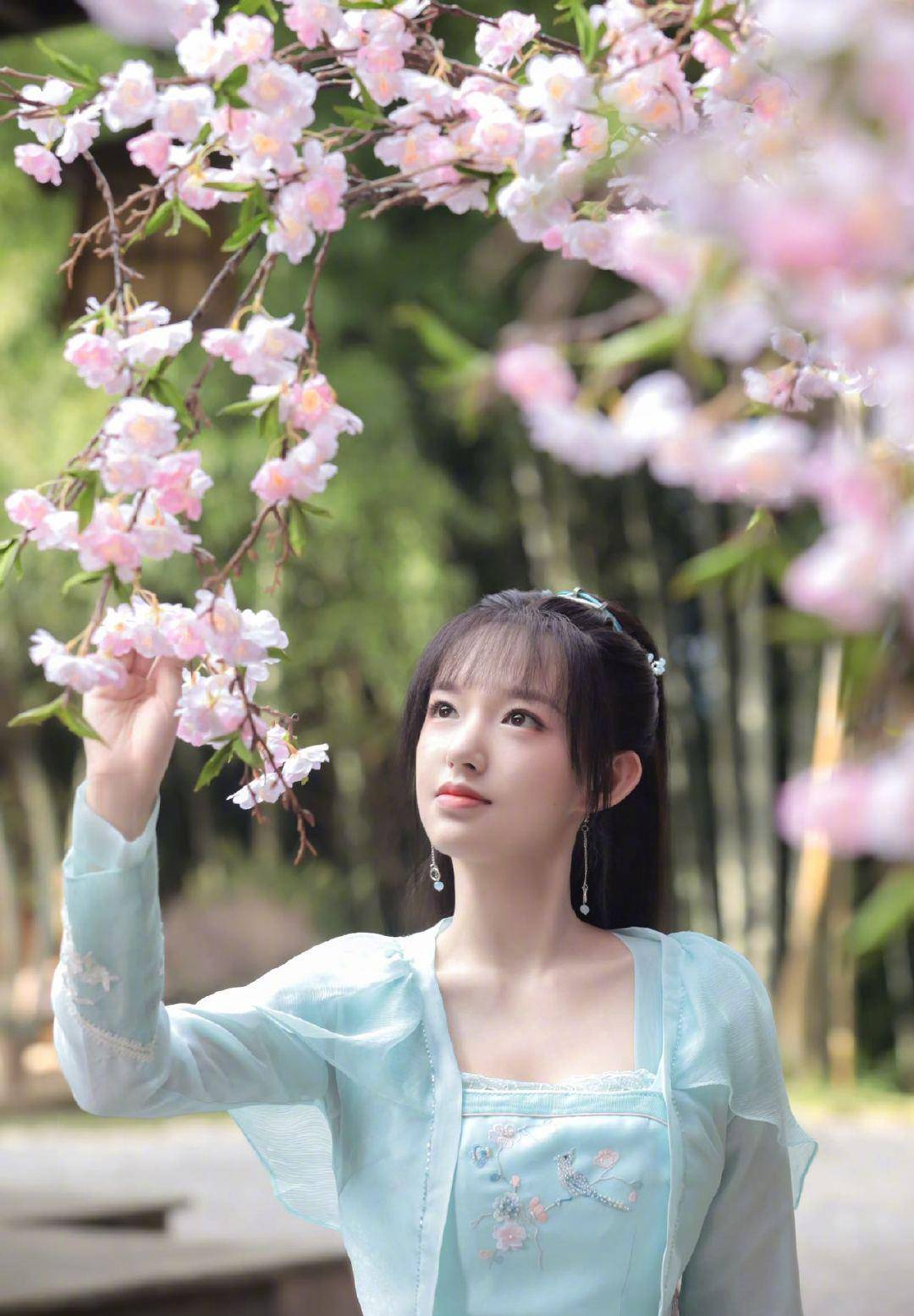 和花花合影妆容要清淡而自然,才能凸显气质_明星_大片