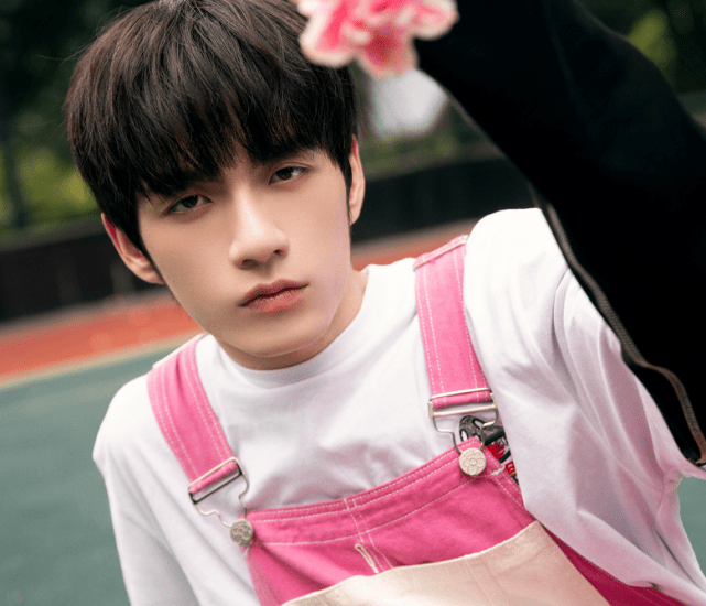 张颜齐母丹再被实锤,他开局就走错路,突然懂蔡徐坤为啥没恋情瓜