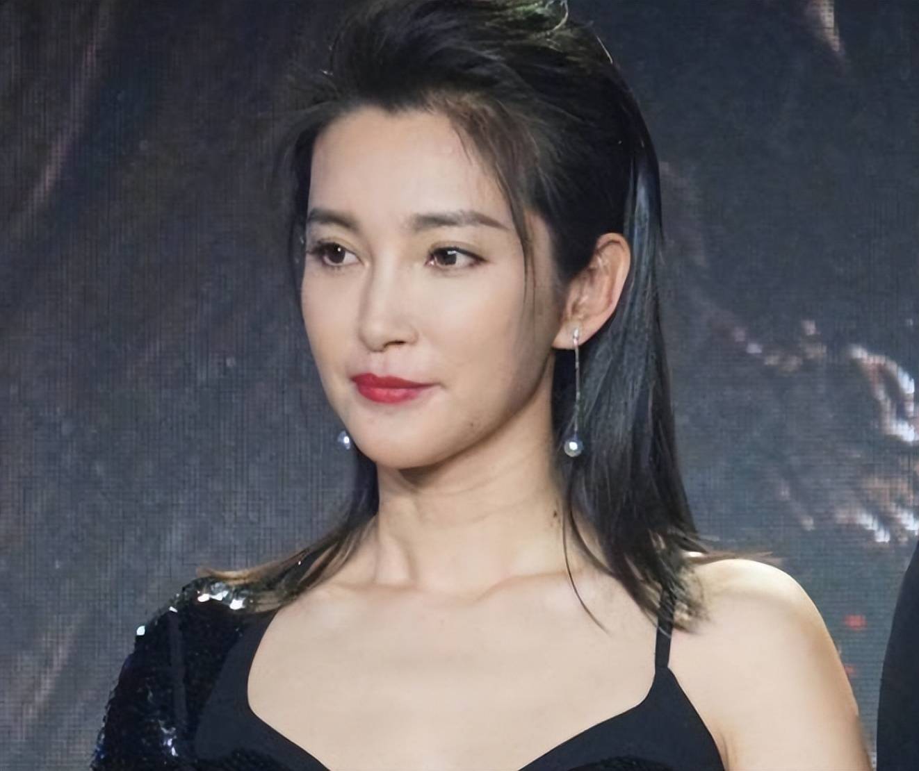 李冰冰 李冰冰50岁生日标配：工作室晒嫩照，疑似袁立的吐槽，任泉的祝福_手机搜狐网