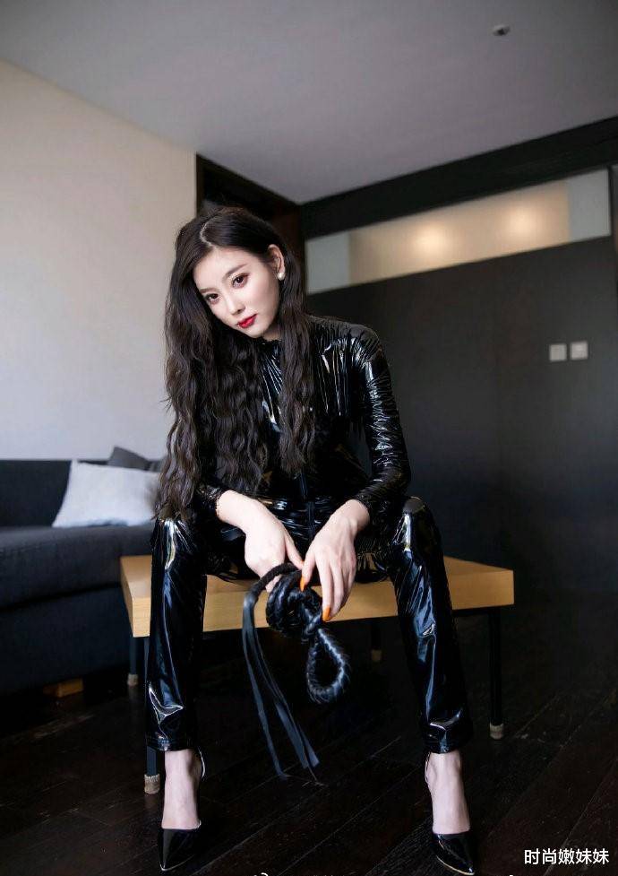 见过美女穿"皮裙",但是没见过穿"连体皮衣",不嫌"热"的慌?