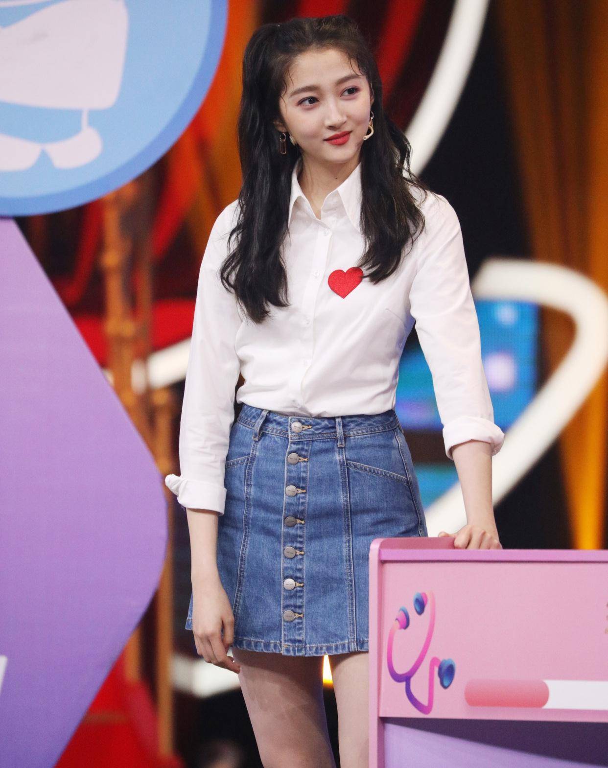 172cm关晓彤和159cm鞠婧祎,同是衬衫搭牛仔裙,腿长就是任性_本人_前卫