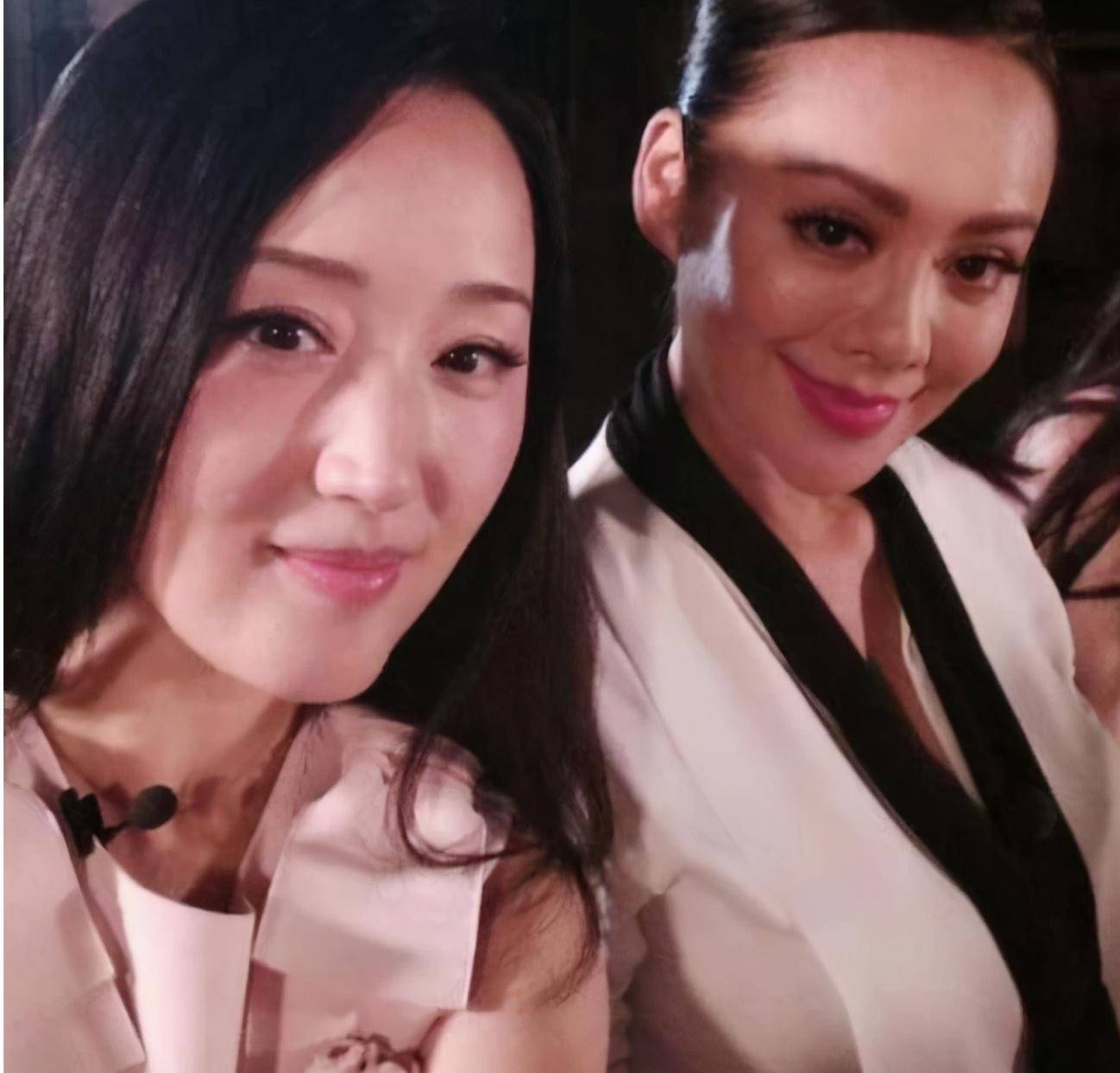 娱乐圈颜值:49岁杨钰莹遇上48岁宁静,差一岁,看上去像母女_歌声_时尚