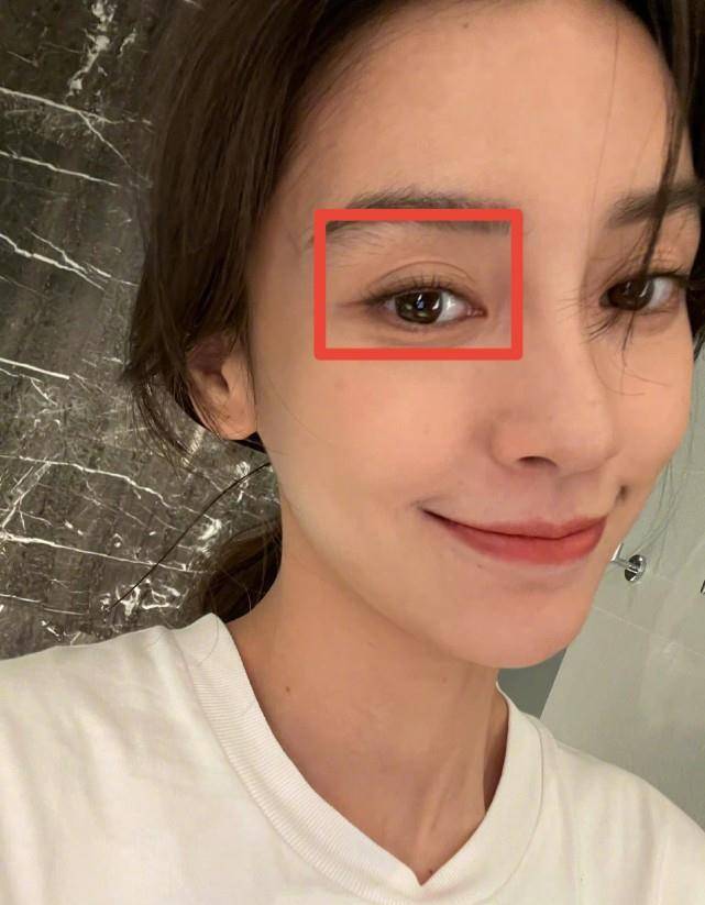 baby晒原相机自拍,素颜状态绝美,高清镜头下的双眼皮贴有些抢眼_海绵