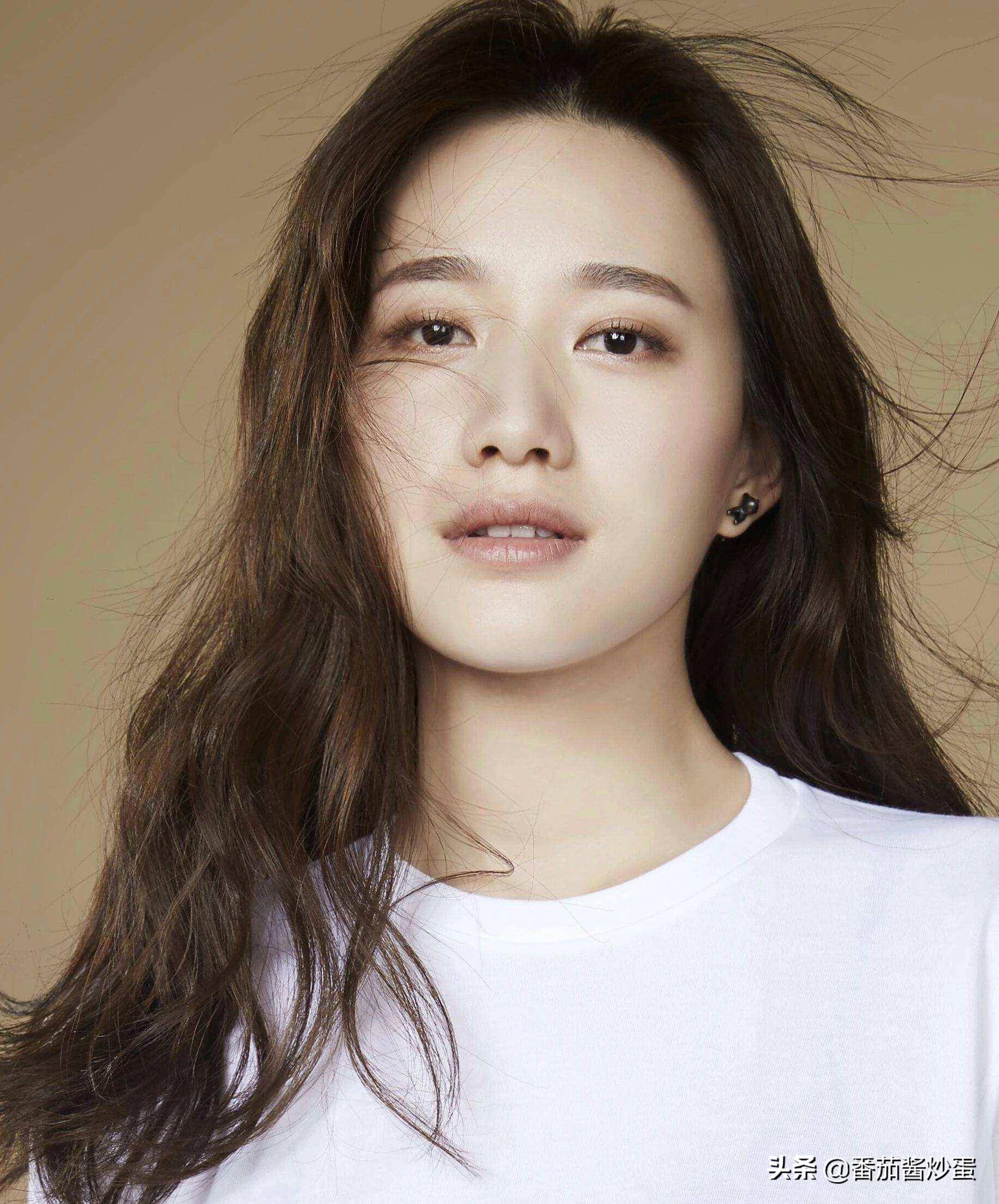 郭泱的外形过于的寡淡,既不时尚又不甜美,和朱珠,唐艺昕相比差距有目