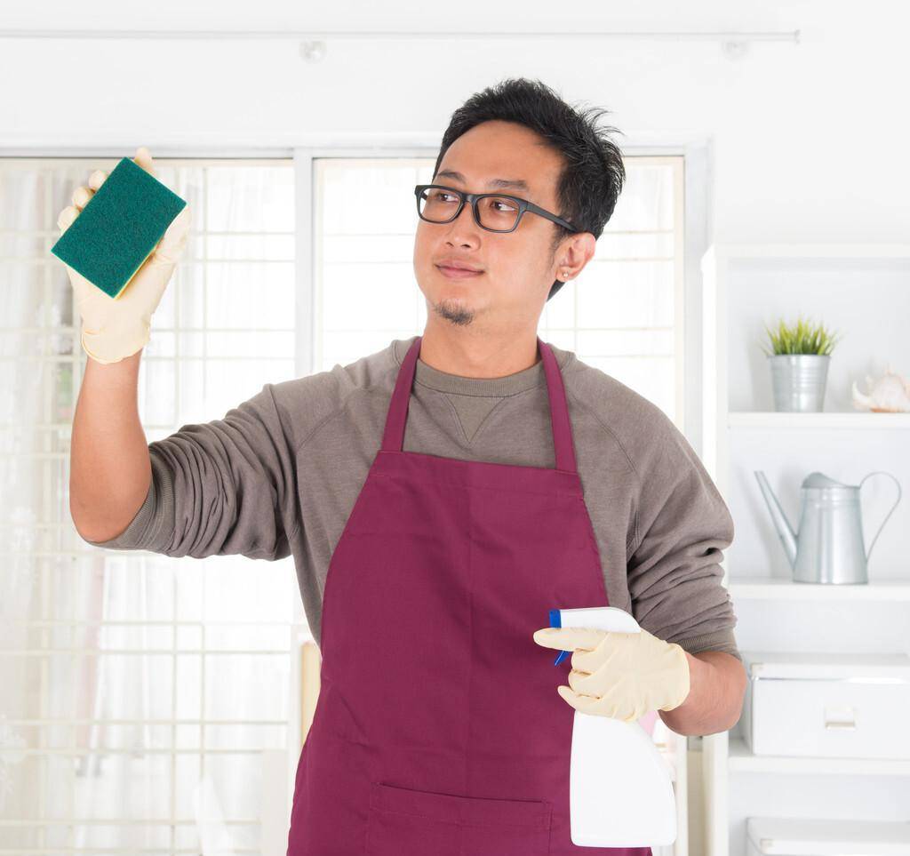 65岁大妈找男保姆伺候,要求帮忙洗脚遭拒,大妈:收钱要办事儿_卢姐