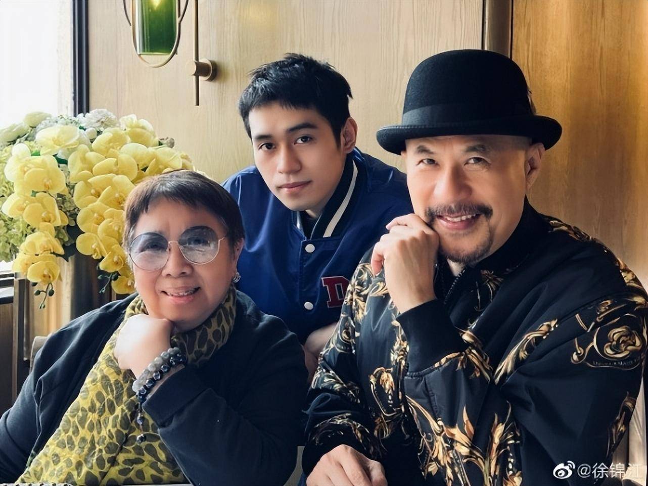 徐锦江罕晒全家福,儿子剑眉星目颜值扎眼,老婆扎冲天揪超个性_许飞_尹