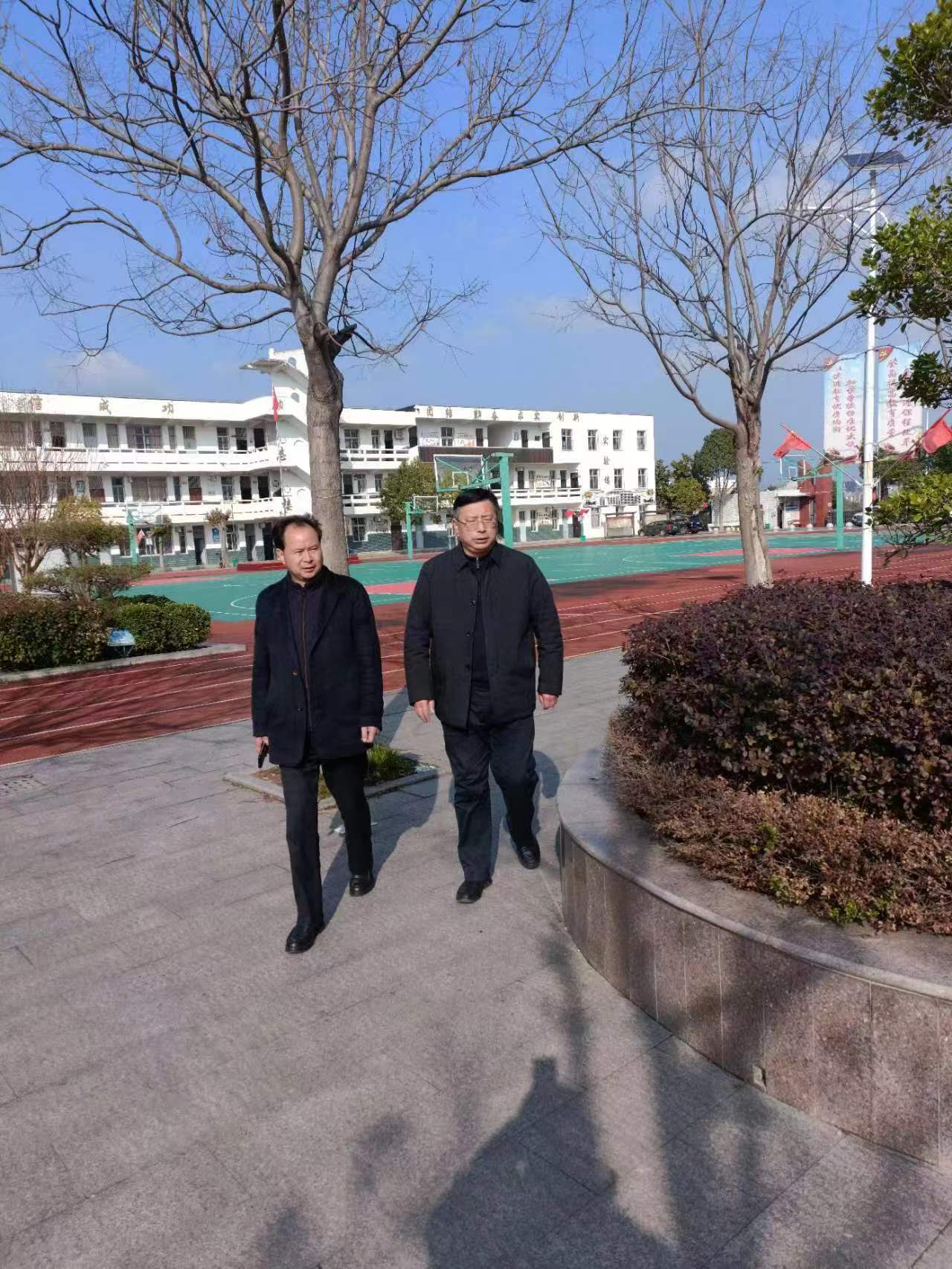 木兰山文武学校教师团队一行首先在研子中学校长彭江新,副校长甘岚的