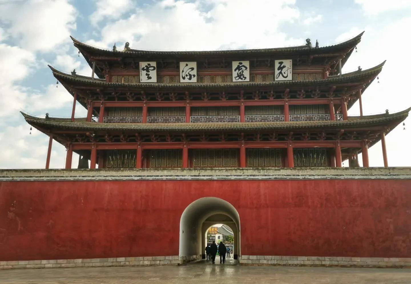 建水古城目前有保存完好的东西南北四座城门,东门也是建