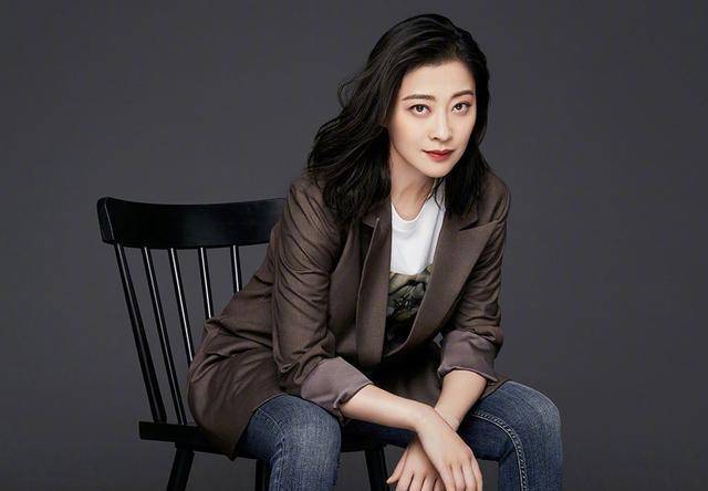 45岁梅婷太惊艳,穿西装衬衫配高腰长裤参加活动,身段苗条好出挑_时尚