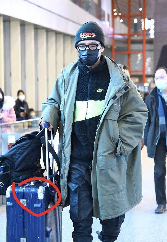 张丹峰被曝离婚后首现身,见镜头开心打招呼,打扮帅气行李箱破烂_造型