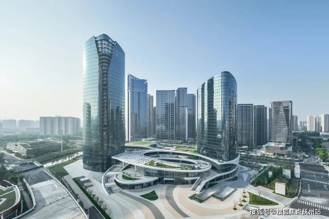 建筑形态超酷的购物中心,不仅采用螺旋上升的方式把屋顶向城市打开