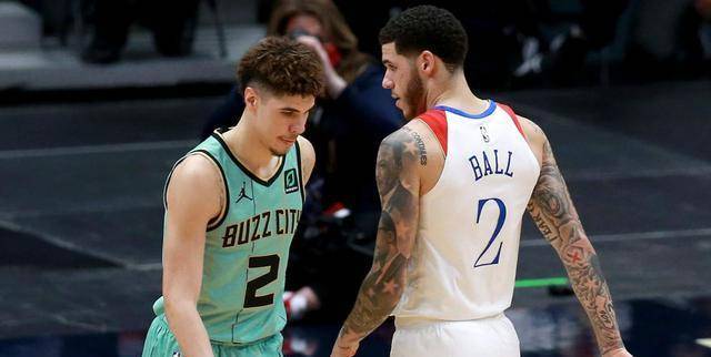 三球进攻合理灵性足,球哥更擅防守_鲍尔_传球_黄蜂