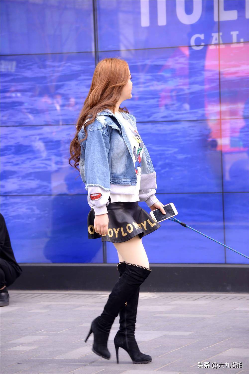 黑色过膝长靴搭配肉色丝袜,黑色百褶皮裙,很精致的穿搭_美女_风格