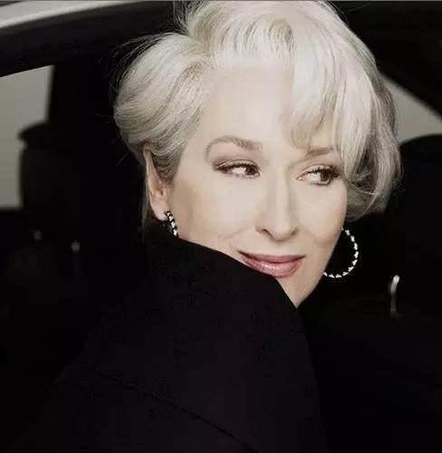 扮演时尚女魔头的就是梅姨梅丽尔·斯特里普,影片中的两位主角表现