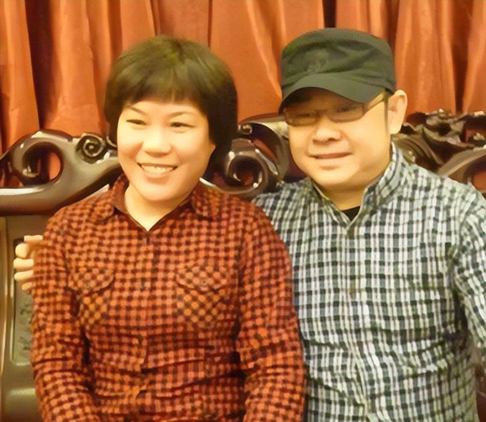 朱梅从未嫌弃刀郎的贫穷,甚至愿意主动帮衬刀郎.