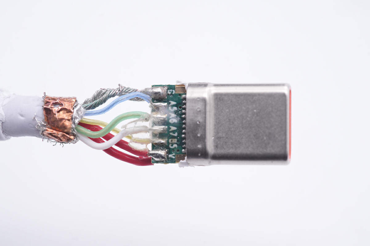 将数据线剪开观察截面,其中两条红色线芯为正极电力线芯,蓝色为cc线芯