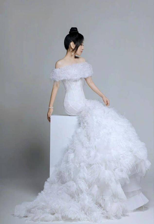 杨钰莹怎么变成这样了,高调穿婚纱登卫视春晚,修图过度大变样_裙子