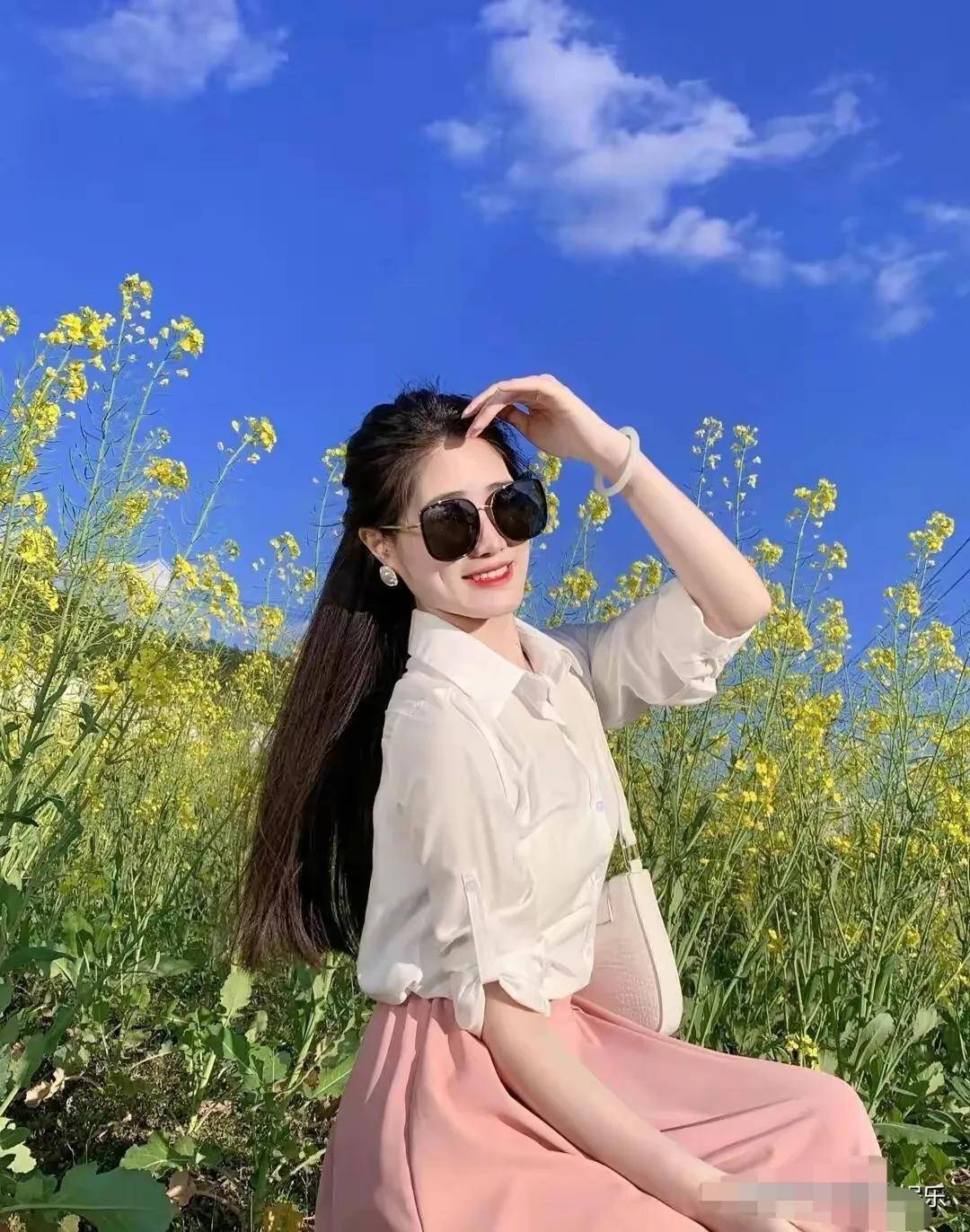 油菜花的季节,春姑娘来了,姹紫嫣红,姑娘们开心地笑着玩着真美