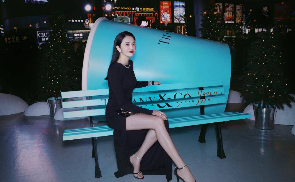 姚晨深夜独自逛海边真大胆,光脚穿裙撩裙摆电线腿白的反光,自称咸鱼太