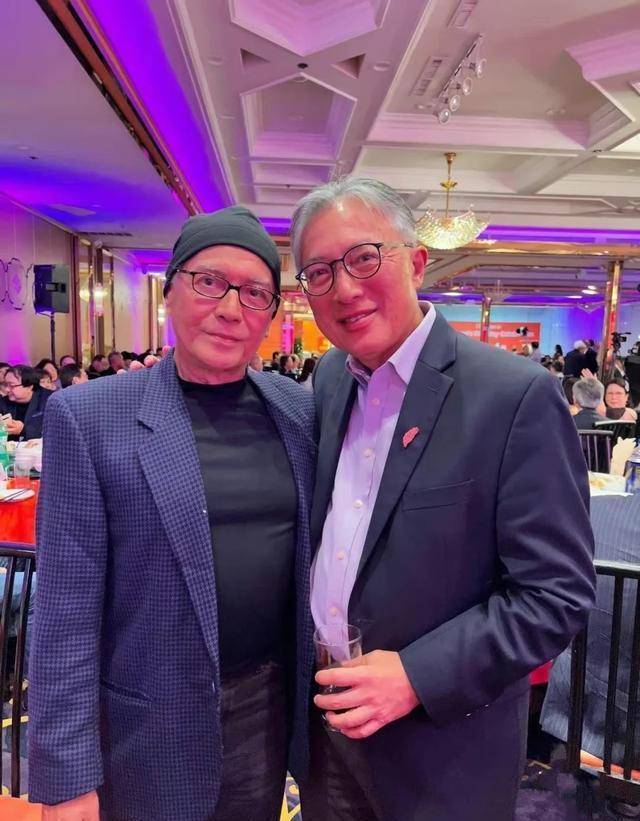 尊龙就罕有现身,据传闻,尊龙一直隐居在加拿大,过着"神仙般"的生活,但