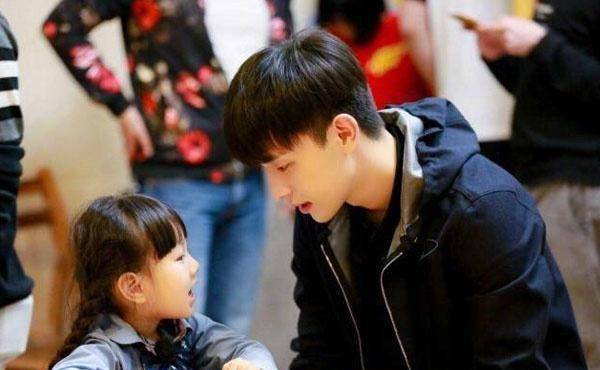 邓伦小山竹再次同框,邓爸爸笑的很宠溺_节目_伦和_小时候