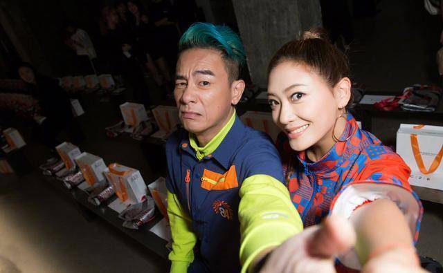 陈小春发照庆十周年,和应采儿扮包租公包租婆,搞笑情话显深情_大儿子