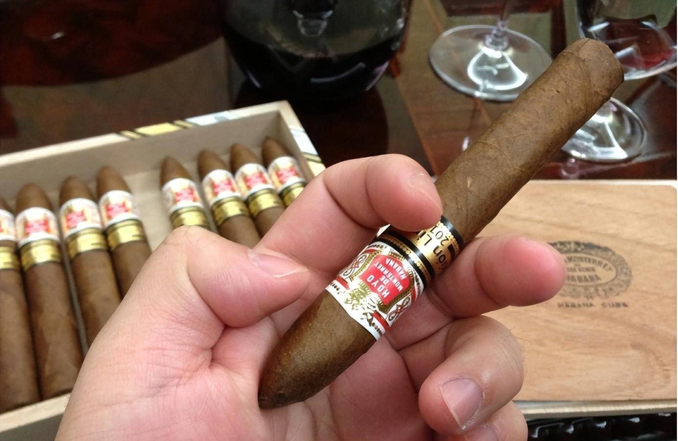 古巴一根雪茄卖724万,为何雪茄能卖这么贵?因为是少女卷的?