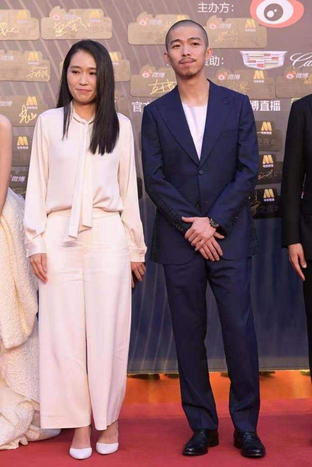 一袭白衣成全场最低海拔,气场却很足_张默_身高_西装